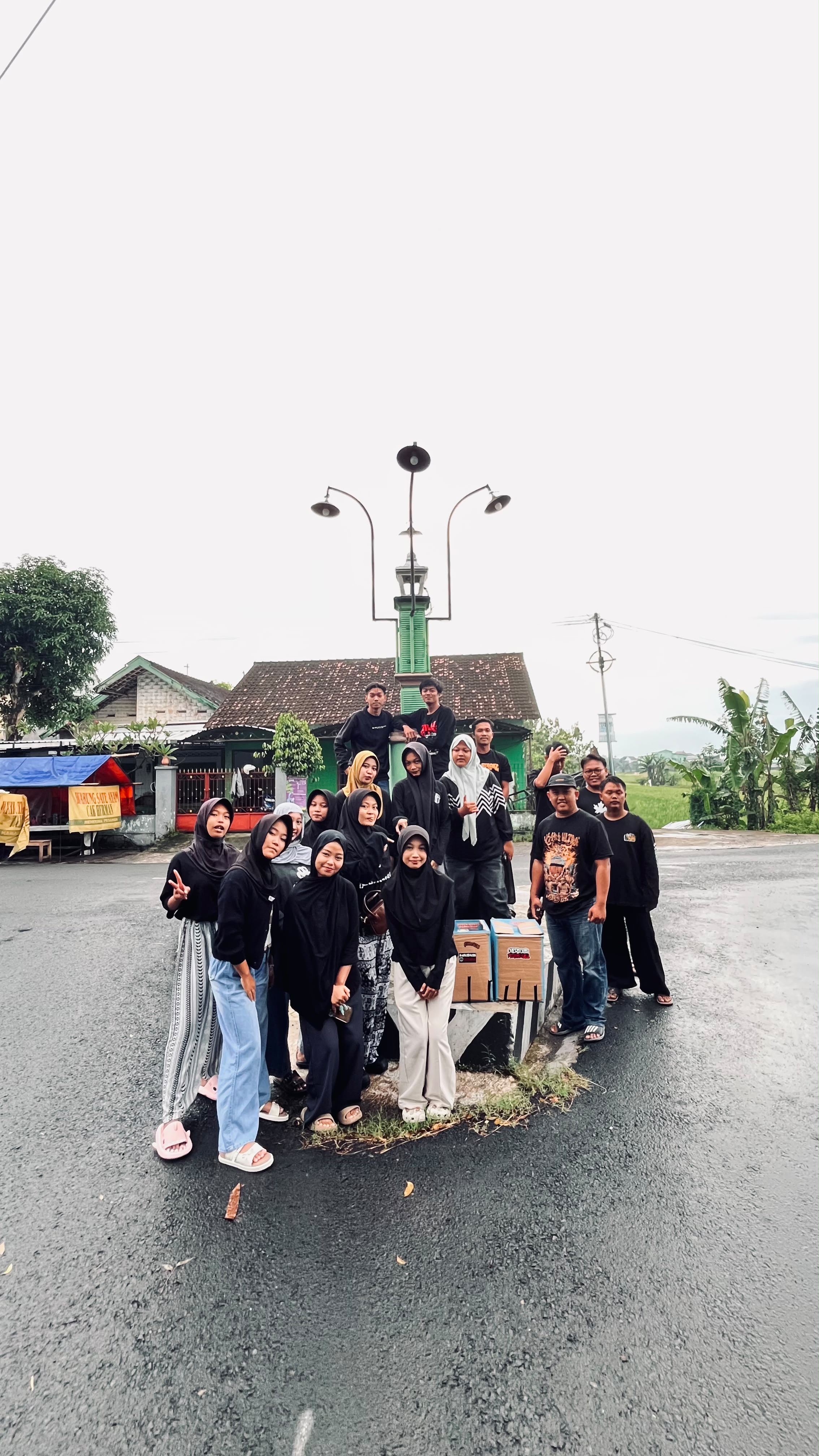 Bagi bagi takjil di sekitar kelurahan